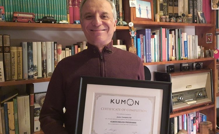 En Javier llueix orgullós el seu diploma de concloent de Kumon English.