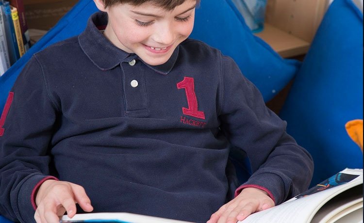 Llegir és una de les eines acadèmiques més valuoses de què disposa el teu fill per aprendre a retenir la informació i és tan important com el desenvolupament de la comprensió lectora.