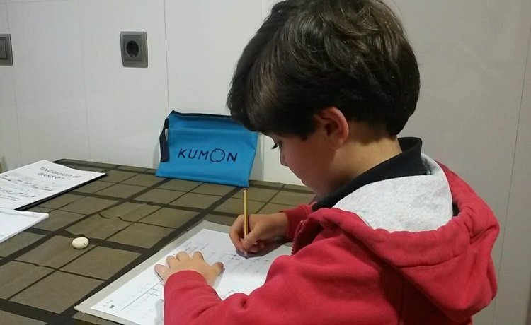 Amb 6 anys, en Martín treballa a Kumon continguts de matemàtiques de 1r d'ESO 